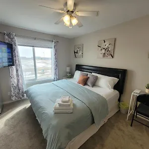 Elegant Guest - King Bed & Ensuite Private Bathroom - Close To Airport With Aircon Homestay
